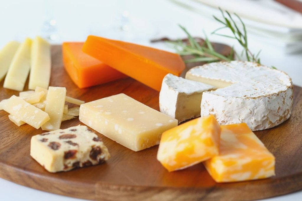pueden los gatos comer queso